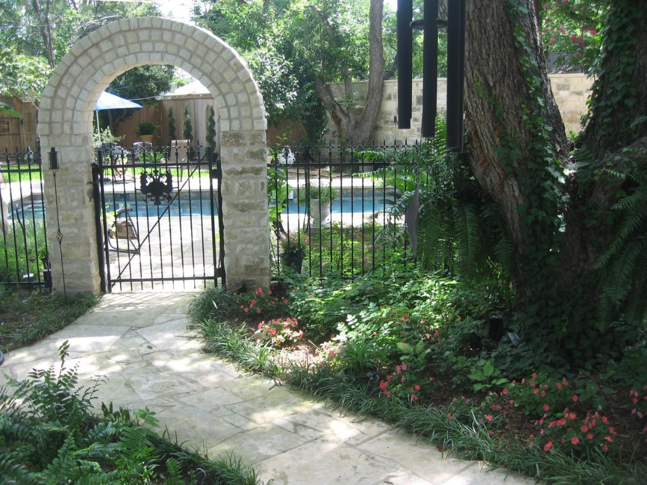 Strickland Arms Bed And Breakfast Austin Exterior photo
